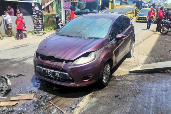 Hati-Hati, Ada Mobil Terbakar di Perumahan Dosen Makassar Akibat Korsleting Listrik