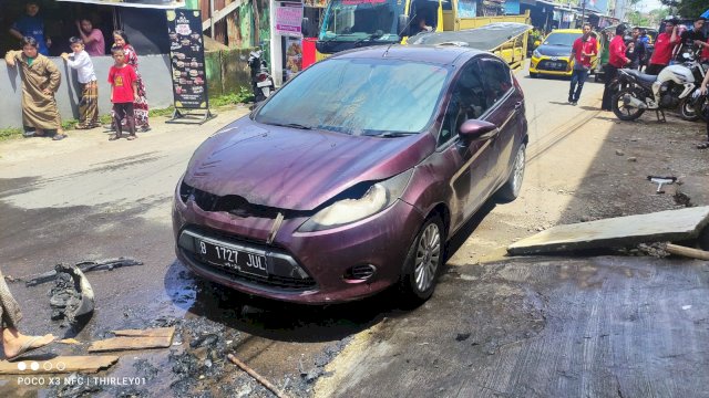 Mobil terbakar di Perumahan Dosen Makassar. (F-Int)