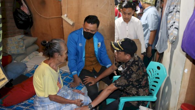 Camat Tallo, Alamsyah Sahabuddin bersama Ketua KNPI Kota Makassar, Hasrul Kaharuddin mengunjungi warga Lansia.