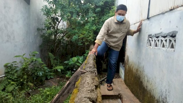 Salah Seorang Warga di Makassar yang terisolir akibat pemilik lahan menembok akses jalan.