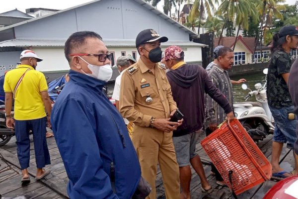 Genjot Vaksinasi di Kepulauan Sangkarrang, Camat Ramli Lallo Sweeping Kartu Vaksin