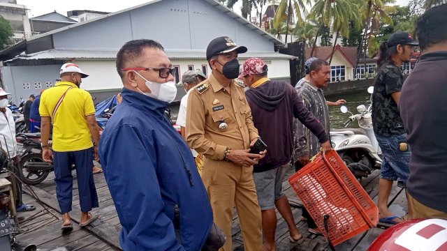 Camat Sangkarrang Ramli Lallo Sweeping Kartu Vaksin. 