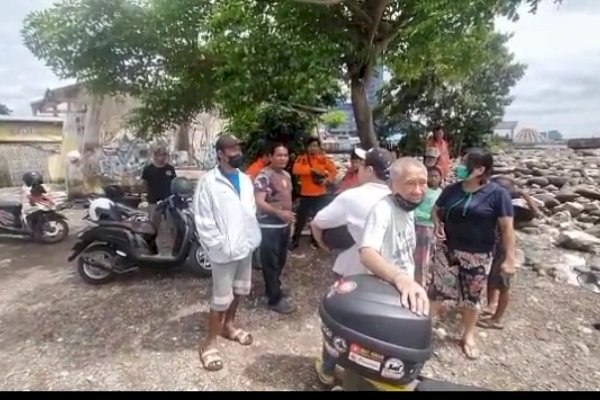 Berenang di Pantai Benteng, Lansia di Makassar Tak Kunjung ke Tepian