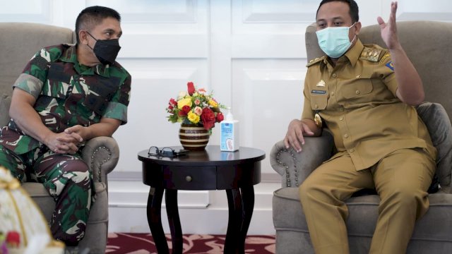 Pangdam XIV Hasanuddin Andi Muhammad bercekrama dengan Plt Gubernur Sulsel Andi Sudirman. (F-Humas)