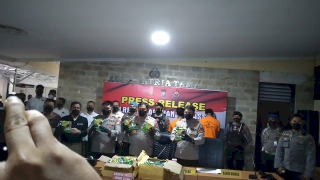 Polres Pelabuhan Makassar mengungkap upaya penyulundupan sabu yang beratnya mencapai puluhan kilogram. 