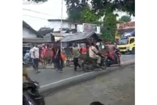 Kecewa, Pengantin Pria Kabur Jelang Akad, Keluarga Wanita Nekat Blokir Jalan Pakai Batu dan Kayu