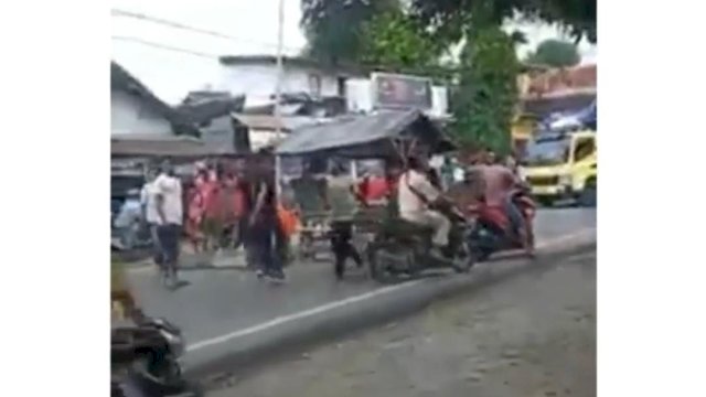 Warga Monta Baru Dompu NTB Turun Blokade Jalan Raya.