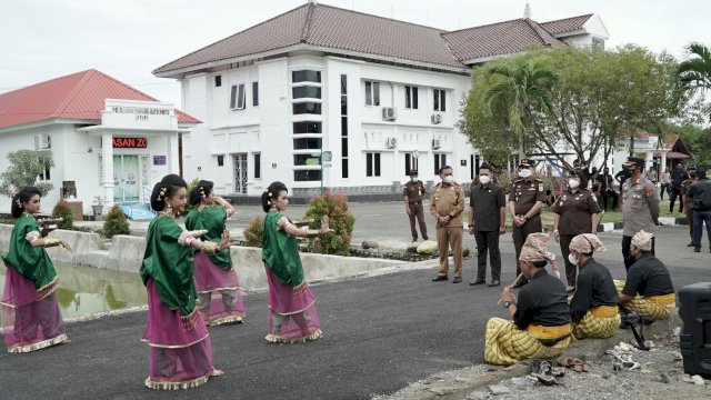 Kajati Sulsel Apresiasi Sumbangsih Bupati Basmin.