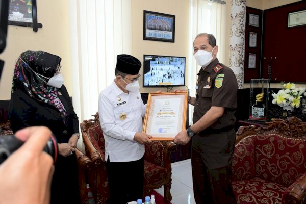 Dukung TALAS ASIA, Walikota Palopo Judas Amir Terima Penghargaan dari Kejati Sulsel