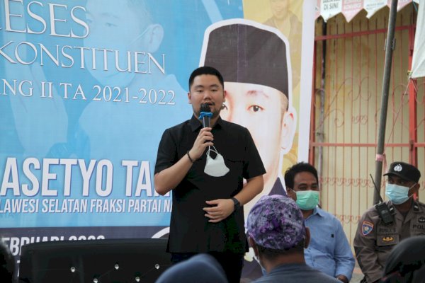 Di Lokasi Reses Terakhir, Legislator NasDem Sulsel Andre Prasetyo Tanta Jadi Rebutan Foto Emak-emak