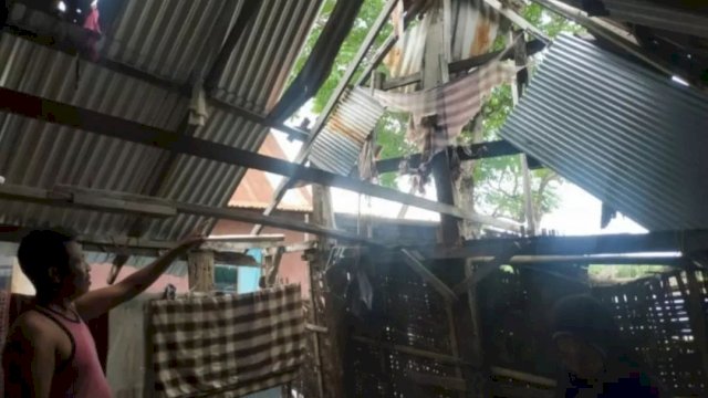 Rumah yang hampir roboh milik Amir Daeng Roa di Jeneponto Sulsel.