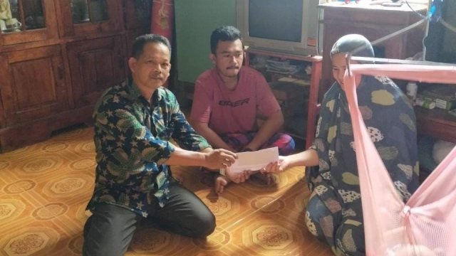 Jumat Berkah, NasDem Sinjai Bantu Biaya Pengobatan Balita di Sinjai Tengah.