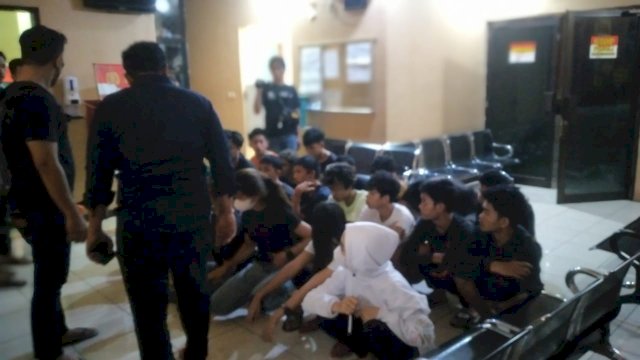 Markas Geng Motor Diobok-obok Polisi di Makassar.