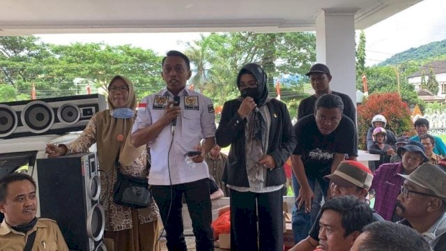 Wakil Ketua DPRD Sulsel Syaharuddin Alrif, menerima pendemo warga di Kabupaten Enrekang, Sulsel