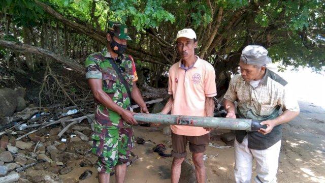 Heboh, Nelayan Temukan Benda Mirip Rudal di Pantai Selayar.