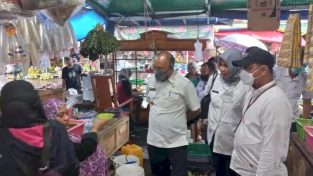 Kepala Disdag Makassar, Arlin Ariesta, bersama Kepala Disdag SulSel, Ashari Fakhsirie Radjamilo, tinjau Harga Minyak Goreng di Pasar.