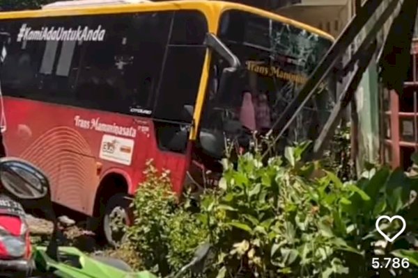 Hindari Pengendara Nakal, Bus Trans Maminasata Makassar Terperosok ke Dalam Selokan
