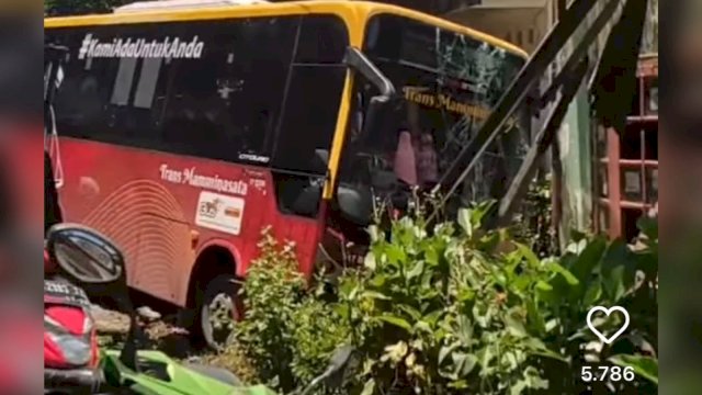 Bus Trans Maminasata masuk selokan.