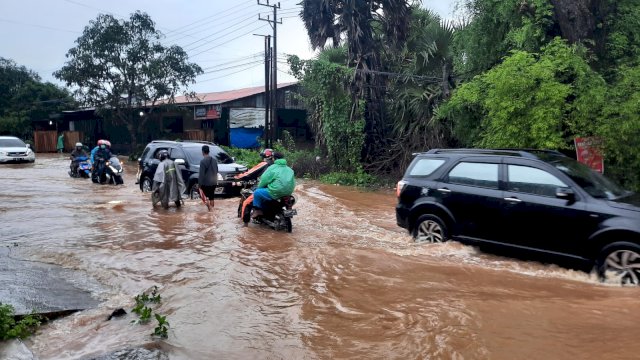 Hujan Dengan Intensitas Tinggi, Sejumlah Wilayah di Kabupaten Takalar Tergenang Banjir.