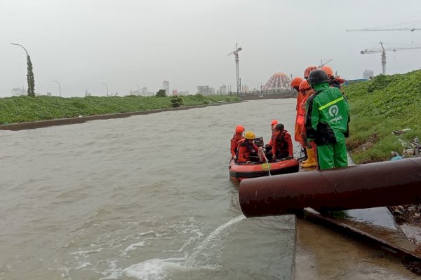 Dihantam Ombak Besar, Dua Kapal di Makassar Pecah, 1 Tewas dan 1 Hilang