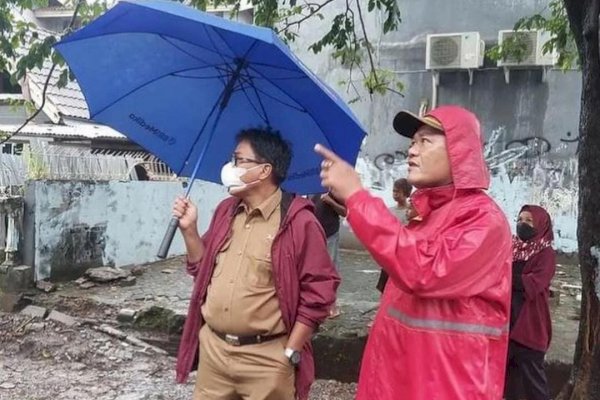 Camat Makassar Akbar Yusuf Pantau Pembersihan Pohon Tumbang di Wilayahnya