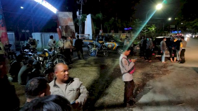 Polisi melakukan penjagaan di sekitar lokasi Kampus pasca saling serang mahasiswa di UNM.