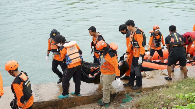 Korban Hilang Akibat Kapal Pecah di Makassar Ditemukan Tewas Setelah 3 Hari Pencarian.