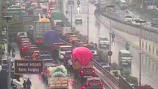 Macet Panjang Arah Keluar Tol Menunju Maros, Kendaraan Ke Bandara Sultan Hasanuddin Kena Imbas