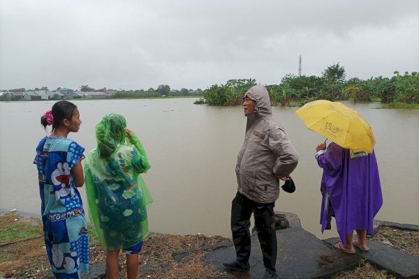 Antang Makassar Dikepung Banjir, Bayi Hingga Lansia Diungsikan ke Masjid