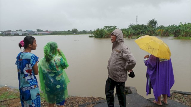 Antang Makassar Dikepung Banjir, Bayi Hingga Lansia Diungsikan ke Masjid.