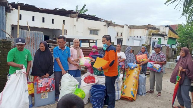 Warga Takalar Sulsel mendapatkan bantuan, pasca diterjang Angin Puting Beliung. 