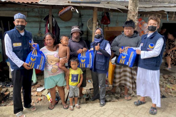 Salut! NasDem Milenial RMS Wajo Konsisten Berbagi Sembako, Hari Ini Sisir Petugas Kebersihan Pasar Kaluku