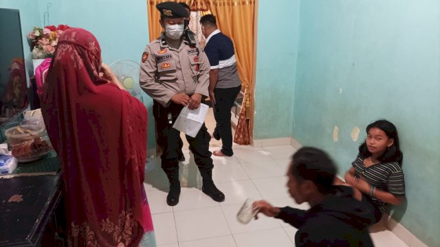 Polisi yang melakukan penjagaan di kediaman janda di MaKassar.