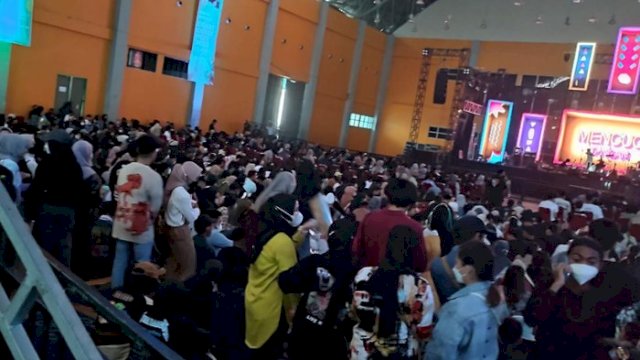 Situasi pembubaran konser musik milenial di Makassar. (F-INT)