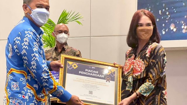 Kontribusi Pajak Terbesar, Bank Sulselbar Raih Penghargaan.