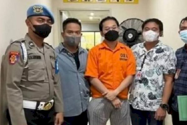 Tersangka Kasus Binomo Crazy Rich Medan Indra Kenz Pakai Baju Tahanan, Netizen: Cie Lemes Bestie