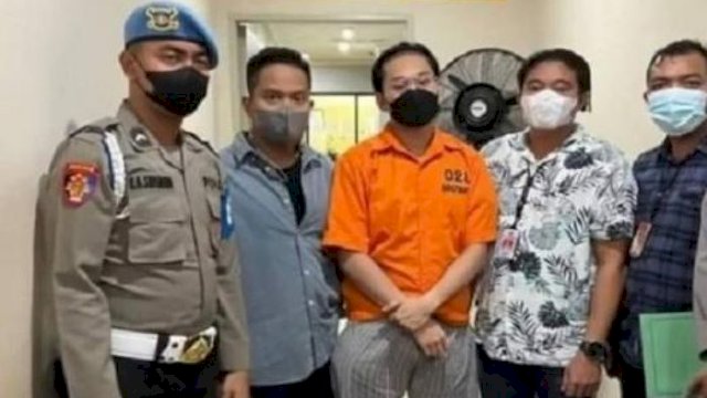 Crazy Rich Medan Indra Kenz nampak lemas pakai baju tahanan.(F-INT)