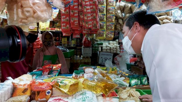 Mendag Lutfi saat melakukan peninjauan di pasar.(F-INT)