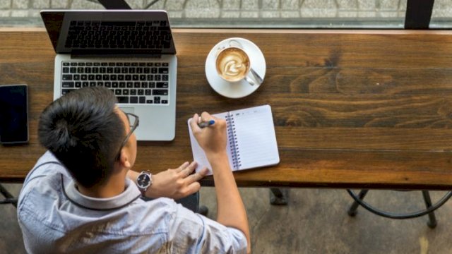 Ilustrasi orang bekerja di akhir pekan.(F-INT)