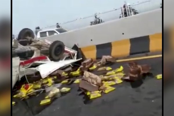 VIDEO: Dicari-cari, Minyak Goreng Malah Berserakan di Jembatan Suramadu