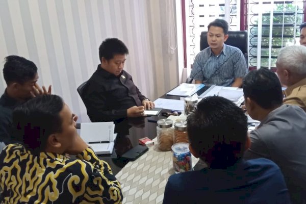 Pejabat Direksi PD Parkir Makassar Raya Paparkan Dua Aplikasi Dirapat Monev