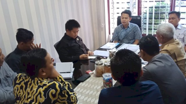 Pejabat Direksi PD Parkir Makassar Raya Paparkan Dua Aplikasi Dirapat Monev.