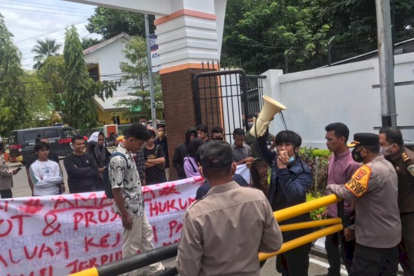 Masyarakat-Mahasiswa Palopo Sulsel ke Jaksa Agung: Copot Kejari dan Kasi Pidsus Pak!