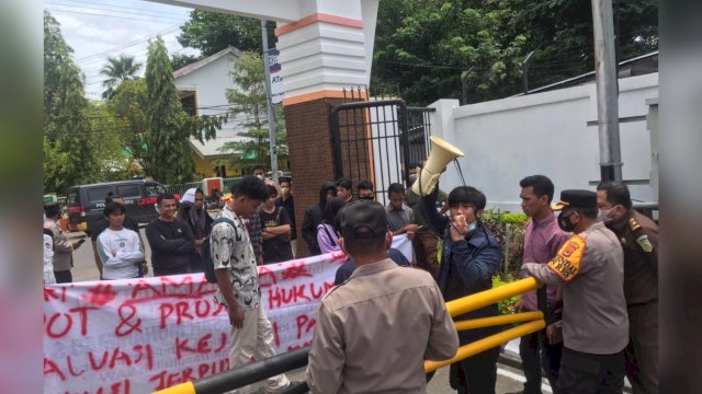 Masyarakat-Mahasiswa Palopo Sulsel ke Jaksa Agung: Copot Kejari dan Kasi Pidsus Pak!