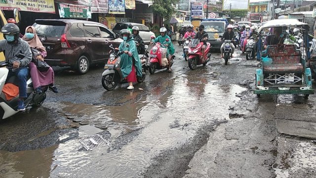 Kondisi Ruas Jalan Antang Rusak Parah sebelum diperbaiki. (F-INT)