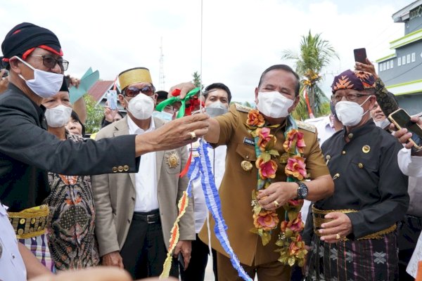 Bupati Luwu Basmin Mattayang Apresiasi Sinergitas Pemdes-Masyarakat Bangun Gapura Desa Rantai Damai