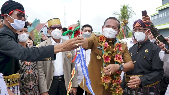 Bupati Luwu Basmin Mattayang Apresiasi Sinergitas Pemdes-Masyarakat Bangun Gapura Desa Rantai Damai