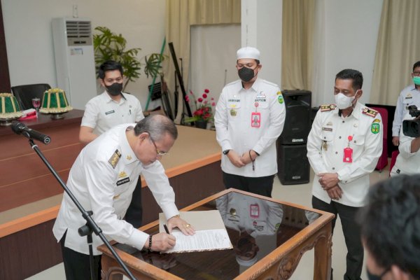 Bupati Luwu Basmin Mattayang Lantik 12 Kepala Sekolah