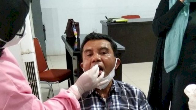 Pelaksanaan tes Swab Antigan-PCR di PD Parkir Makassar Raya.