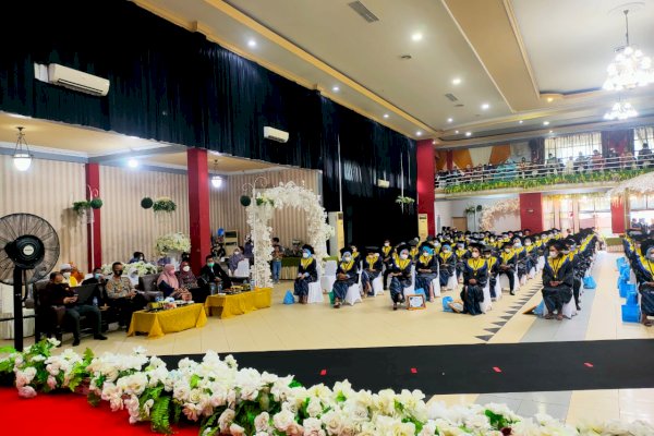 STIKES Bhakti Pertiwi Gelar Wisuda Ke XIII